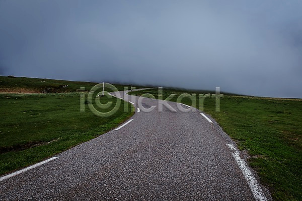 사람없음 JPG 포토 구름(자연) 도로 산길 안개 야외 유럽 유럽풍경 자연 주간 커브길 풍경(경치) 프랑스 피레네산맥 하늘 해외풍경 흐림
