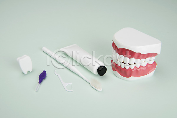 사람없음 JPG 포토 녹색배경 스튜디오촬영 실내 오브젝트 치간칫솔 치실 치아 치아모형 치약 칫솔