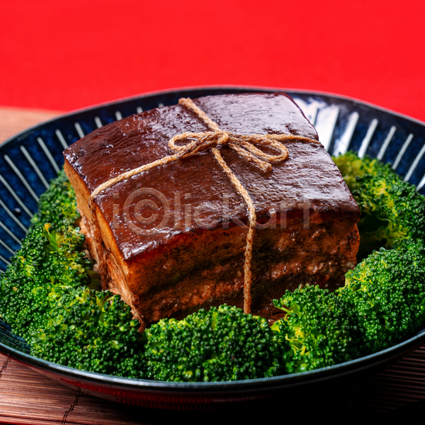 사람없음 JPG 근접촬영 포토 해외이미지 동파육 돼지고기 브로콜리 빨간배경 실내 접시 중식