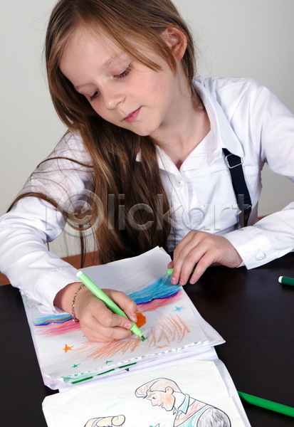 백인 소녀한명만 어린이 여자 한명 JPG 앞모습 포토 해외이미지 그리기 그림 들기 미소(표정) 상반신 실내 펜