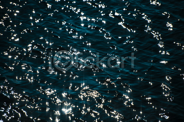 침묵 활발 흐름 사람없음 JPG 포토 해외이미지 그림 물 물결 바다 반사 백그라운드 불꽃(불) 빛 액체 에메랄드 여름(계절) 자연 질감 추상 파도 파란색 표면 햇빛 환경 흰색