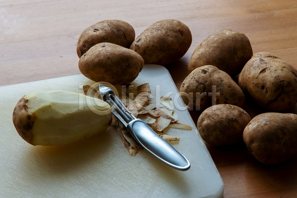 신선 준비 사람없음 JPG 포토 해외이미지 감자 기구 날것 내추럴 도마 생식 성분 음식 채소 탁자