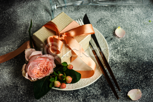 사람없음 JPG 포토 해외이미지 꽃봉오리 꽃잎 나이프 리본 선물상자 장미 접시 포크 회색배경