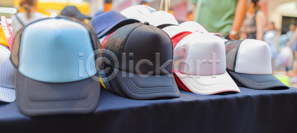 우아함 클래식 사람없음 JPG 포토 해외이미지 갈색 공평 구매 디자인 많음 매각 매달리기 머리 머리장식 벽 상점 세련 세일 수집 수확 스타일 시장 신발장 야외 에콰도르 옛날 오브젝트 옷 유행 장식 종류 캡모자 컬러풀 파나마 해외포토 핸드메이드 흰색