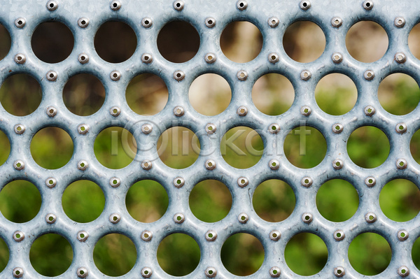 사람없음 JPG 포토 해외이미지 구멍 그릴 금속 디자인 망사 묘사 백그라운드 산업 쇠창살 야외 원형 질감 철강 추상 판넬 패턴 표면 회색