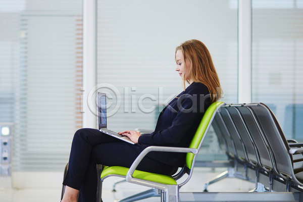 서양인 성인 성인여자한명만 여자 한명 JPG 포토 해외이미지 공항 기다림 노트북 독서 여행 여행가방 여행객 의자 작업 휴가