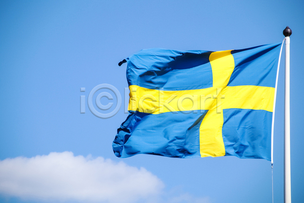 애국심 자유 사람 사람없음 JPG 포토 해외이미지 가로 구름(자연) 국기 깃발 노란색 맑음 물결 바람 백그라운드 봉 스웨덴 스칸디나비아 심볼 십자가 야외 여름(계절) 유럽 전국 전통 컨셉 통일 파도 파란색 패턴 하늘