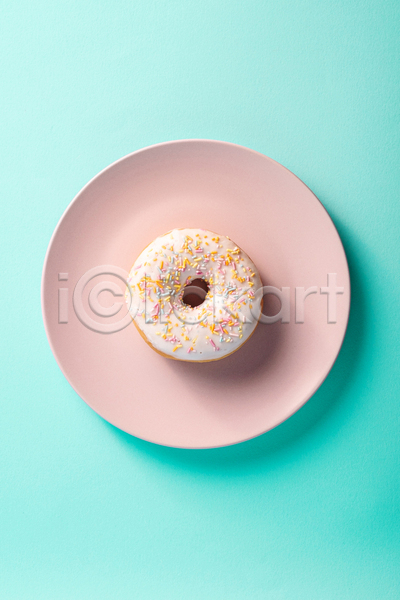 사람없음 JPG 포토 하이앵글 해외이미지 도넛 미니멀 실내 연분홍색 하늘색