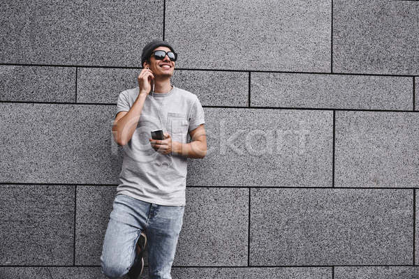 만족 시원함 남자 백인 사람 성인 한명 JPG 포토 해외이미지 거리 노래 놀람 도시 듣기 라이프스타일 맑음 모델 서기 선글라스 셔츠 스마트폰 스타일 야외 옷 유행 음악 응시 이어폰 인기 컨셉 핸드폰 헤드폰 회색 흰색 힙스터