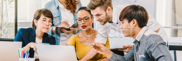 성공 스마트 아이디어 행복 동양인 백인 성인 세명 여자 인종 JPG 포토 해외이미지 기록 노동자 노트북 다민족 덮개 디자인 발표 배너 비즈니스 비즈니스맨 사무실 아시아 앉기 알약 업무 우주 웹 작업 중국 직업 창문 창조 카피스페이스 컴퓨터 탁자 태국 통신 파노라마 해외포토