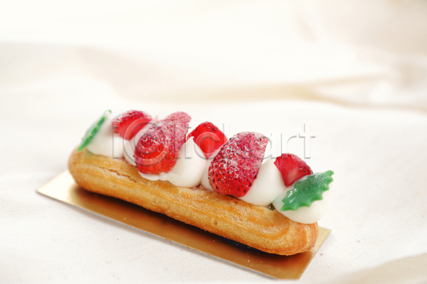 달콤 사람없음 JPG 포토 해외이미지 디저트 딸기 슈크림 실내 에클레어 프랑스음식 한개 흰배경