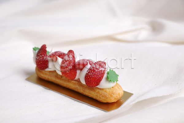 달콤 사람없음 JPG 포토 해외이미지 디저트 딸기 슈크림 실내 에클레어 프랑스음식 한개 흰배경