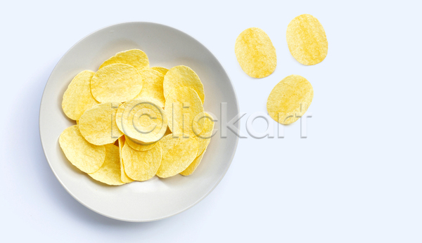사람없음 JPG 포토 하이앵글 해외이미지 감자칩 과자 그릇 실내 쌓기 짠맛 카피스페이스 흰배경