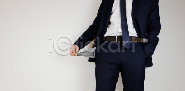 가난 슬픔 실업 우정 호기심 남자 사람 사람없음 JPG 포토 해외이미지 감정 걱정 경제 구멍 금융 돈 보여주기 비즈니스 비즈니스맨 빈털터리 빚 손 쇼핑 우울증 위기 적자 직업 컨셉 파산 해외포토 황무지