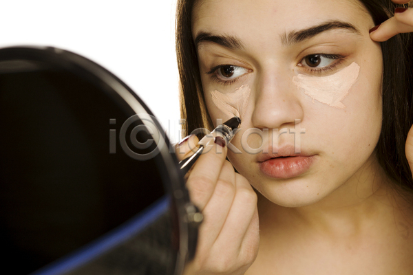여자 한명 JPG 포토 해외이미지 거울 고립 눈(신체부위) 돌봄 모델 붓 신청 아래 액체 얼굴 치료 크림 피부 피부관리 화장품 흰배경