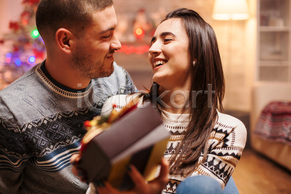 사랑 함께함 행복 남자 두명 백인 성인 성인만 여자 JPG 포토 해외이미지 겨울 상자 선물 스웨터 실내 장식 커플 크리스마스