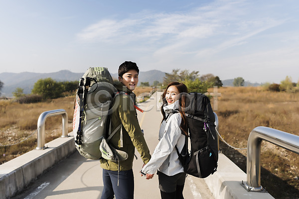 다정 20대 남자 두명 사람 성인 성인만 여자 한국인 JPG 뒷모습 포토 가을(계절) 강천섬 걷기 뒤돌아보기 미소(표정) 배낭 산책로 상반신 손잡기 아웃도어 야외 여주(지역) 여행 응시 주간 초원(자연) 커플 트래킹