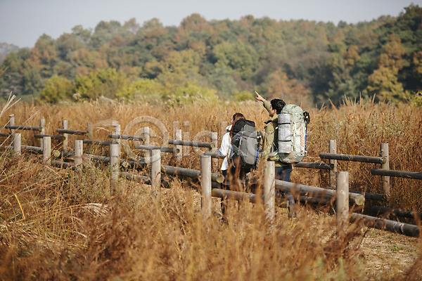 20대 남자 두명 사람 성인 성인만 여자 한국인 JPG 뒷모습 포토 가리킴 가을(계절) 가을풍경 강천섬 걷기 배낭 산책로 상반신 아웃도어 야외 억새밭 여주(지역) 여행 울타리 주간 커플 트래킹