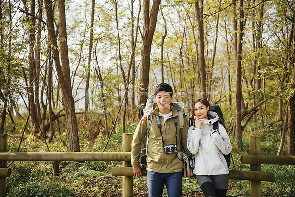 20대 남자 두명 사람 성인 성인만 여자 한국인 JPG 앞모습 포토 가을(계절) 강천섬 기댐 나무 난간 미소(표정) 배낭 상반신 서기 숲 아웃도어 야외 여주(지역) 여행 울타리 응시 주간 카메라 커플 트래킹