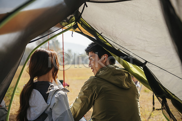 다정 여유 휴식 20대 남자 두명 사람 성인 성인만 여자 한국인 JPG 뒷모습 포토 가을(계절) 강천섬 마주보기 미소(표정) 상반신 아웃도어 앉기 야외 여주(지역) 여행 응시 주간 초원(자연) 캠핑 커플 텐트