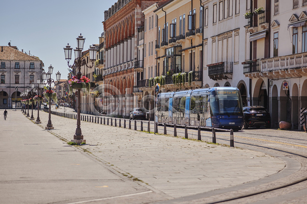 사람없음 JPG 포토 해외이미지 가로등 거리 건물 꽃 야외 유럽건축 유럽풍경 이탈리아 주간 트램