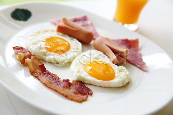 사람없음 JPG 포토 해외이미지 계란프라이 베이컨 소시지 실내 아침식사 접시 흰배경