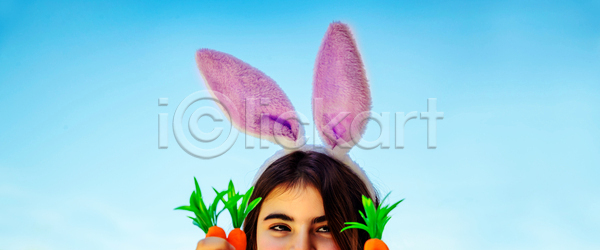 신선 축하 행복 사람 아기 어린이 여자 한명 JPG 포토 해외이미지 건강 계절 귀 기념 놀이 당근 먹기 미소 봄 부활절 비건 심기 원예 유기농 음식 잡기 장난 장난감 장식 전통 채소 채식주의자 토끼 파티 하늘 해외포토 휴가
