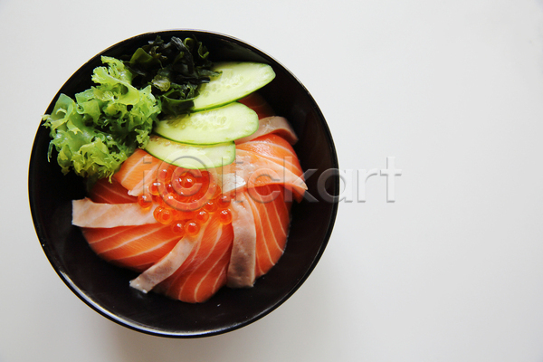 사람없음 JPG 포토 하이앵글 해외이미지 그릇 덮밥 상추 실내 연어덮밥 연어알 오이 일본음식 흰배경