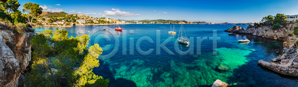 휴식 사람없음 JPG 포토 해외이미지 건축양식 관광지 남쪽 만 물 바다 보트 섬 스페인 스페인어 야외 언덕 여름 여행 요트 유럽 자연 지중해 타운 태양 파노라마 파란색 풍경 하늘 해외포토 휴가