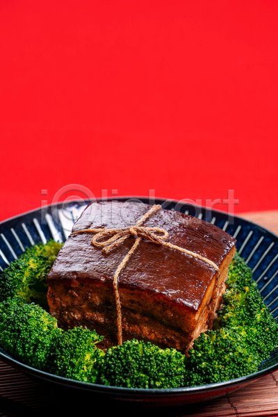 사람없음 JPG 포토 해외이미지 끈 동파육 돼지고기 브로콜리 빨간배경 실내 접시 중식 카피스페이스