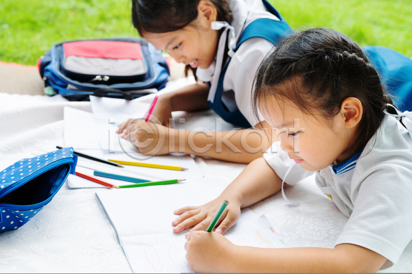 두명 소녀(어린이) 소녀만 어린이 여자 JPG 옆모습 포토 해외이미지 그리기 그림 상반신 색연필 야외 엎드리기 여학생 주간 친구