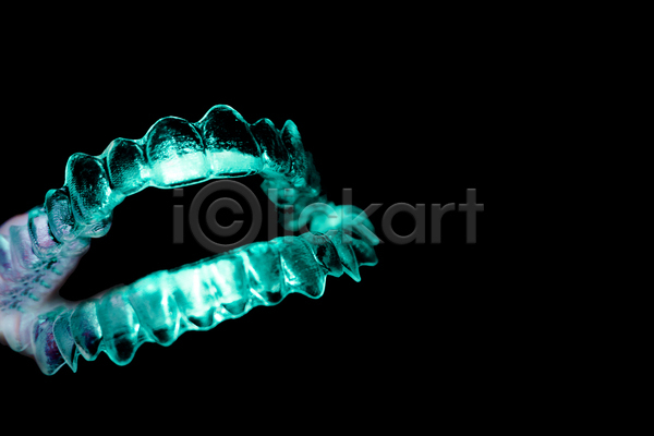사람없음 3D JPG 포토 해외이미지 건강 고립 돌봄 보철 손 약 입 잡기 장비 치과 치과의사 치아 치아교정 투명 틀니 플라스틱 흰색