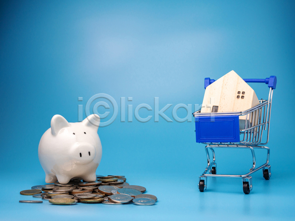 사람없음 JPG 포토 해외이미지 건축모형 경제 금융 동전 돼지저금통 부동산 쇼핑카 실내 파란배경