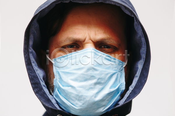 보호 위험 동양인 사람 한명 JPG 포토 해외이미지 감염 건강 고립 글로벌 바이러스 백그라운드 어둠 얼굴 예방 장갑 전염병 증상 질병 파란색 흰색