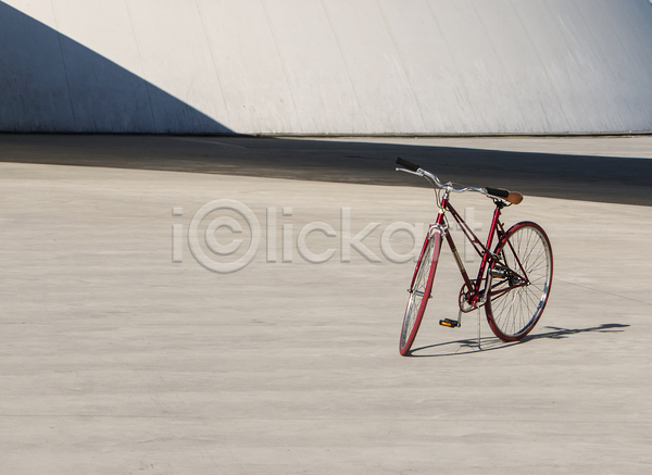 고독 자유 사람없음 JPG 포토 해외이미지 도시 라이프스타일 바이킹 바퀴 백그라운드 빨간색 사이클링 생태계 서기 순환 스포츠 심플 야외 여행 외관 자전거 주차 콘크리트 혼자