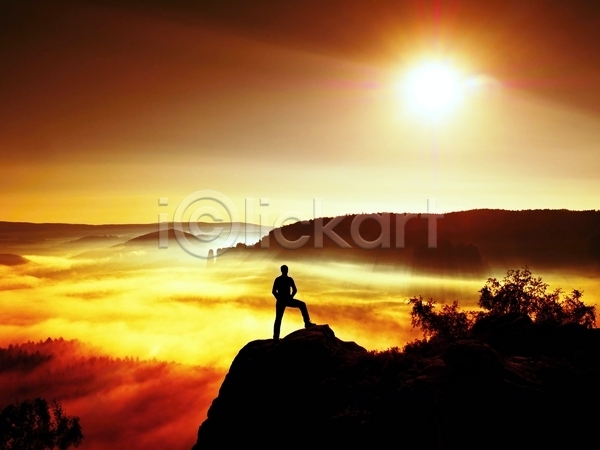 남자 성인 성인남자한명만 한명 JPG 실루엣 포토 해외이미지 서기 야외 일출 주간 태양 풍경(경치) 하늘