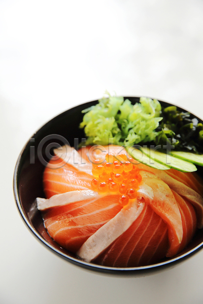 사람없음 JPG 포토 해외이미지 그릇 덮밥 상추 실내 연어덮밥 연어알 오이 일본음식 흰배경