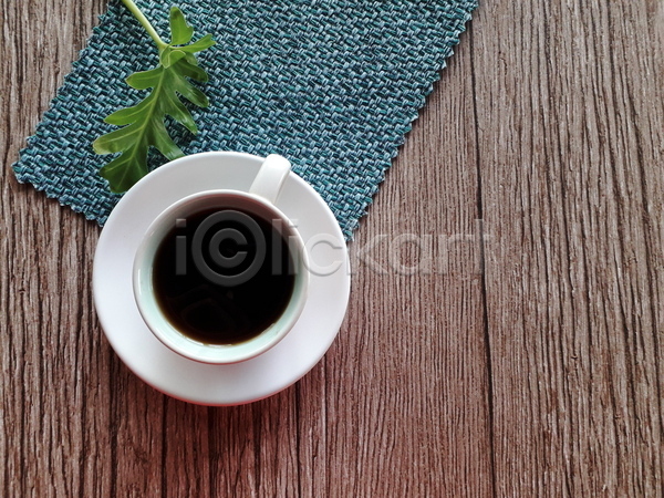 뜨거움 휴식 사람없음 JPG 포토 해외이미지 갈색 검은색 머그컵 목재 백그라운드 블랙커피 아로마 아침 아침식사 어둠 에스프레소 음료 음식 정상 질감 카페 카페인 컵 탁자 흰색