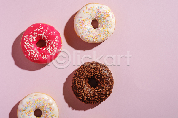사람없음 JPG 포토 하이앵글 해외이미지 그림자 도넛 미니멀 분홍색 실내 여러개