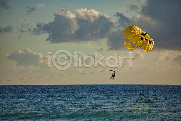 남자 사람 성인 성인남자한명만 한명 JPG 포토 해외이미지 글라이더 낙하산 백그라운드 비행 야외 주간 파일럿 패러글라이딩 풍경(경치) 하늘