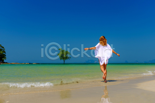 고독 따뜻함 침묵 휴식 백인 여자 한명 JPG 포토 해외이미지 단계 드레스 맨발 모래 물 바다 빛 섬 신체 여름(계절) 여행 장면 파도 파라다이스 피부 하늘 휴가 흰색