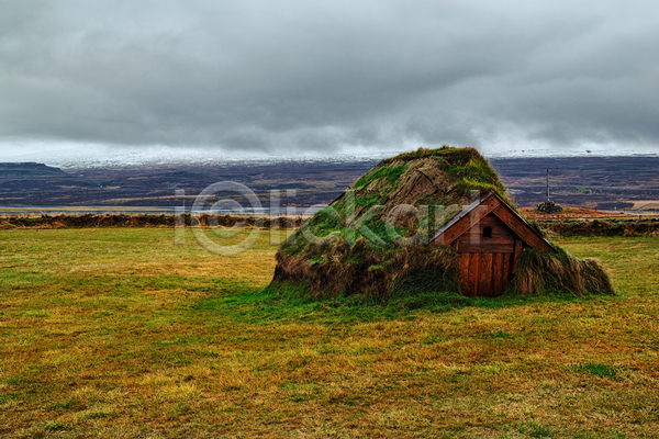 사람없음 JPG 포토 해외이미지 가로 교회 구름(자연) 동쪽 목재 북쪽 빙하 산 아이슬란드 야외 여행 자연 잔디 풍경(경치) 하늘