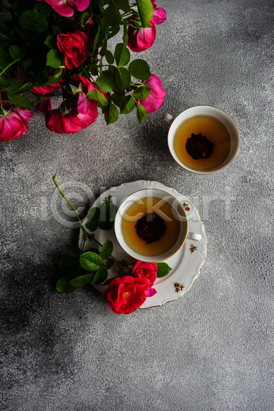 사람없음 JPG 포토 하이앵글 해외이미지 꽃다발 장미 차(음료) 찻잔 컵받침 회색배경