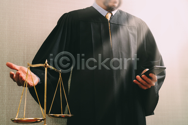 법 남자 성인 성인남자한명만 한명 JPG 앞모습 포토 해외이미지 들기 법률가 상반신 스마트폰 실내 양팔저울 판사 판사복