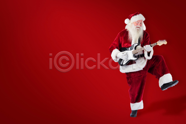 남자 노년 노인남자한명만 한명 JPG 앞모습 포토 해외이미지 기타 빨간색 산타클로스 연주 전신 크리스마스