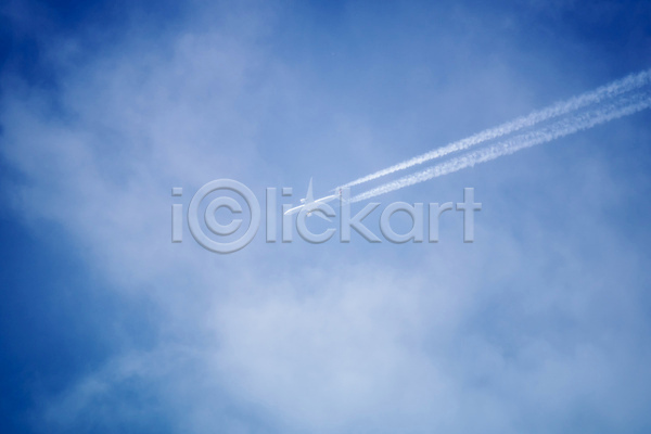 사람없음 JPG 실루엣 포토 해외이미지 구름(자연) 백그라운드 비행기 비행운 야외 제트기 주간 파란색 하늘