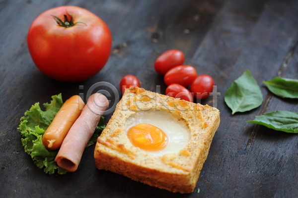 사람없음 JPG 포토 해외이미지 계란 나무배경 방울토마토 빵 소시지 슬라이스햄 실내 아침식사 토마토