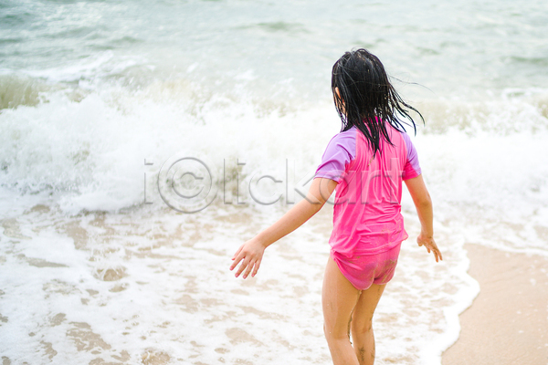 동양인 어린이 한명 JPG 포토 해외이미지 라이프스타일 모래 물 바다 여름(계절) 여행 주말 휴가