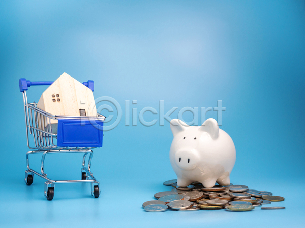 사람없음 JPG 포토 해외이미지 건축모형 경제 금융 동전 돼지저금통 부동산 쇼핑카 실내 파란배경