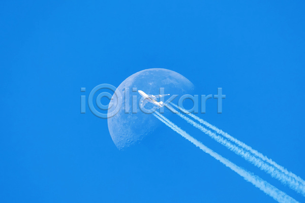 사람없음 JPG 포토 해외이미지 달 백그라운드 비행기 비행운 야간 야외 연기 제트기 주간 파란색 하늘